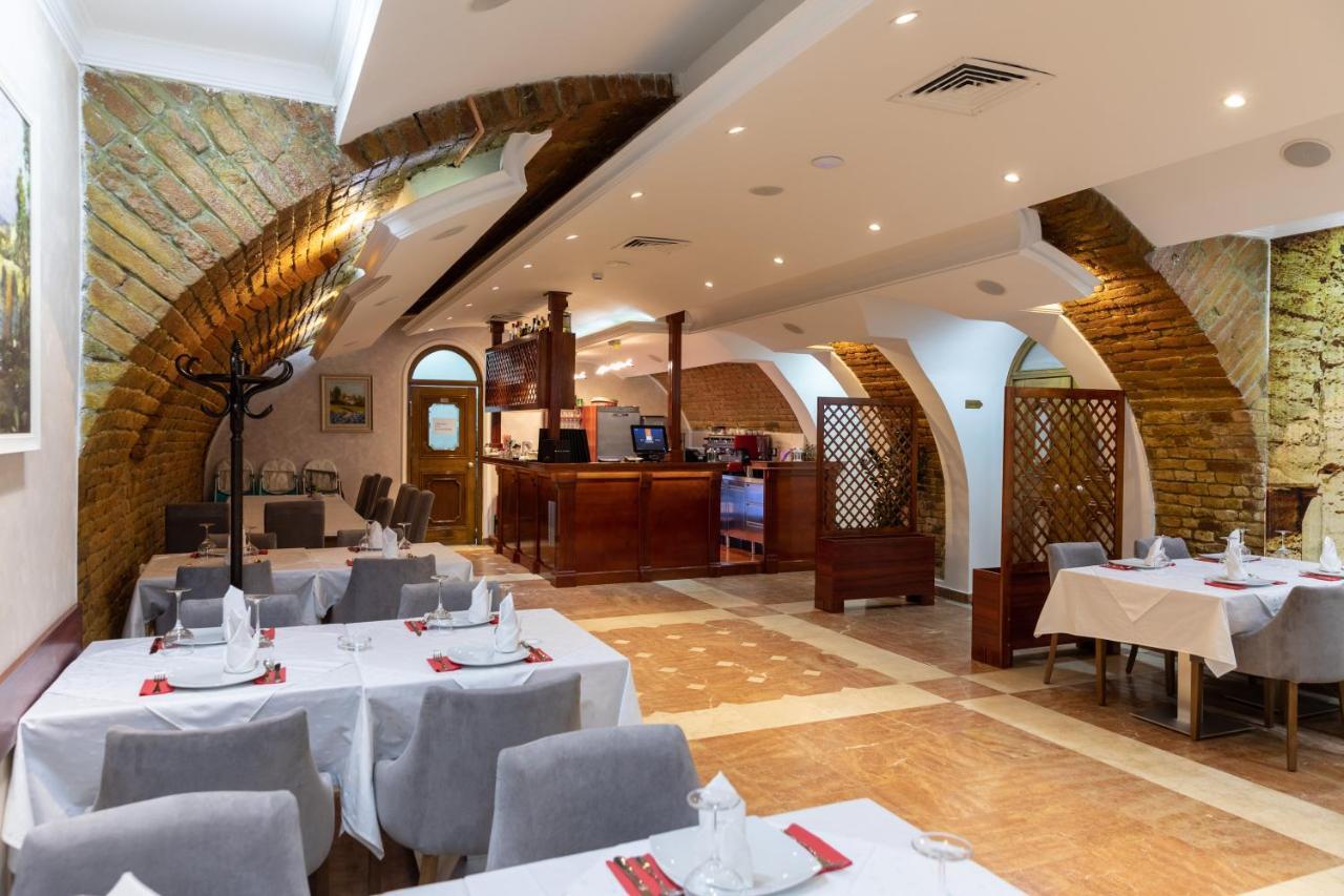 Hotel Kutko Pancsova Kültér fotó